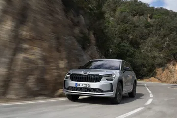 El Škoda Kodiaq 2024 en una dinámica toma lateral con su prominente frontal.