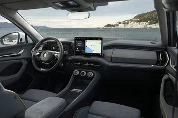 Vista delantera del habitáculo del Skoda Kodiaq 2024, destacando el diseño y acabados.