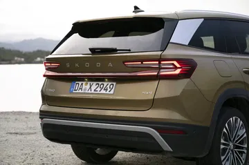 Vista posterior del Škoda Kodiaq 2024 destacando su diseño de luces y acabados