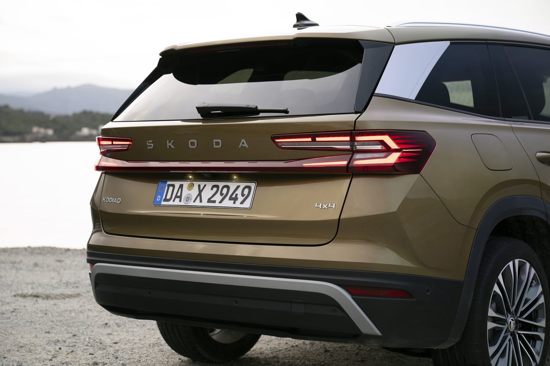 Vista posterior del Škoda Kodiaq 2024 destacando su diseño de luces y acabados