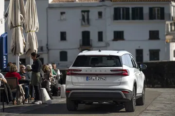 Vista trasera del Škoda Kodiaq 2024 aparcado en entorno urbano.
