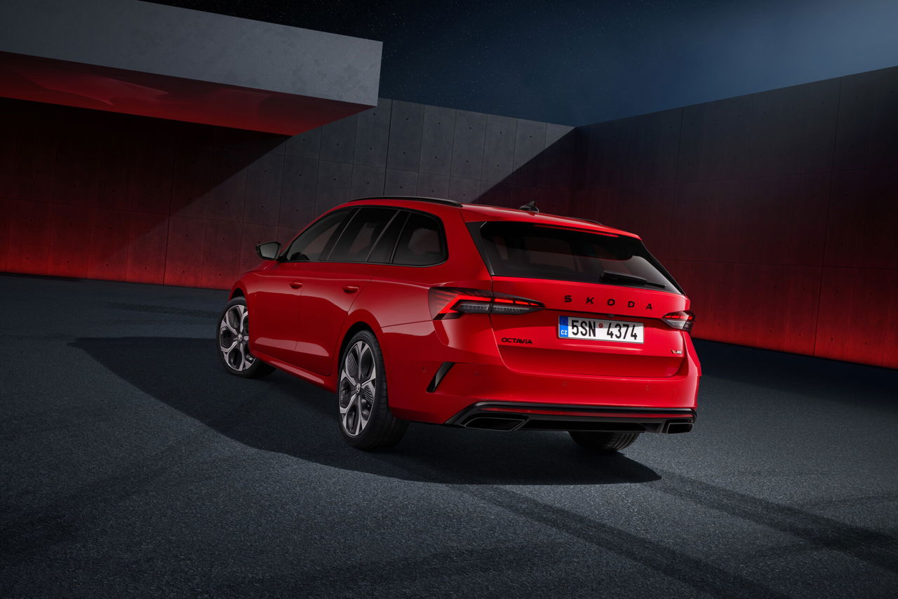 Vista trasera y lateral del Škoda Octavia RS 2024, destacando su diseño deportivo