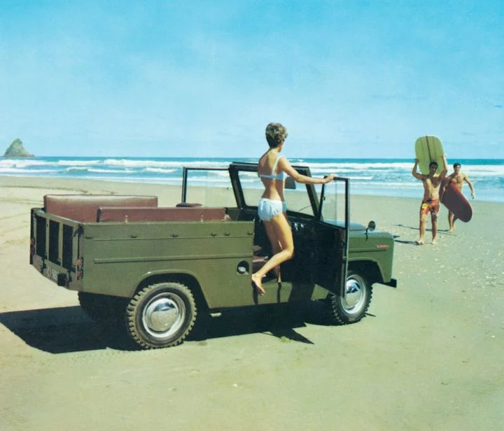 Skoda Trekka aparcado en una playa, perfil que muestra su diseño lateral