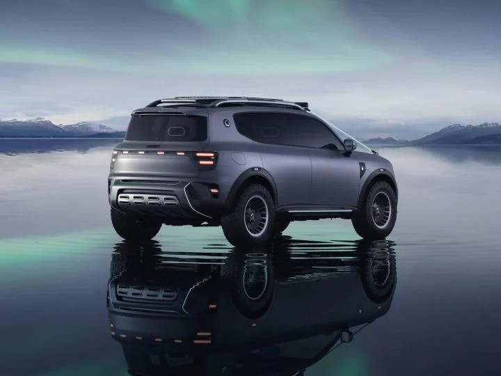 Vista trasera lateral del Smart Concept 5 del 2025 reflejado sobre una superficie acuática Vista trasera lateral del Smart Concept 5 del 2025 reflejado sobre una superficie acuática