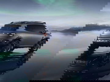 Vista trasera lateral del Smart Concept 5 del 2025 reflejado sobre una superficie acuática