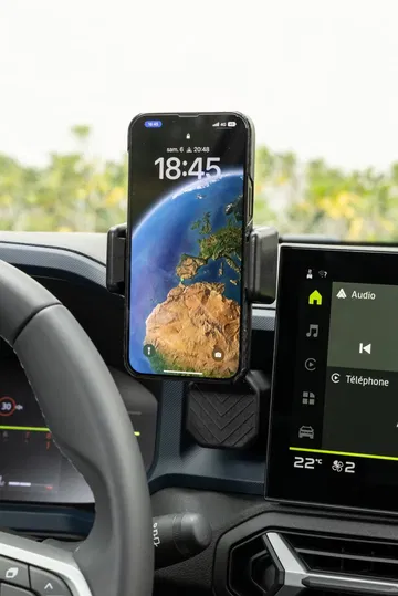 Soporte de móvil integrado en Dacia Duster, muestra conectividad.