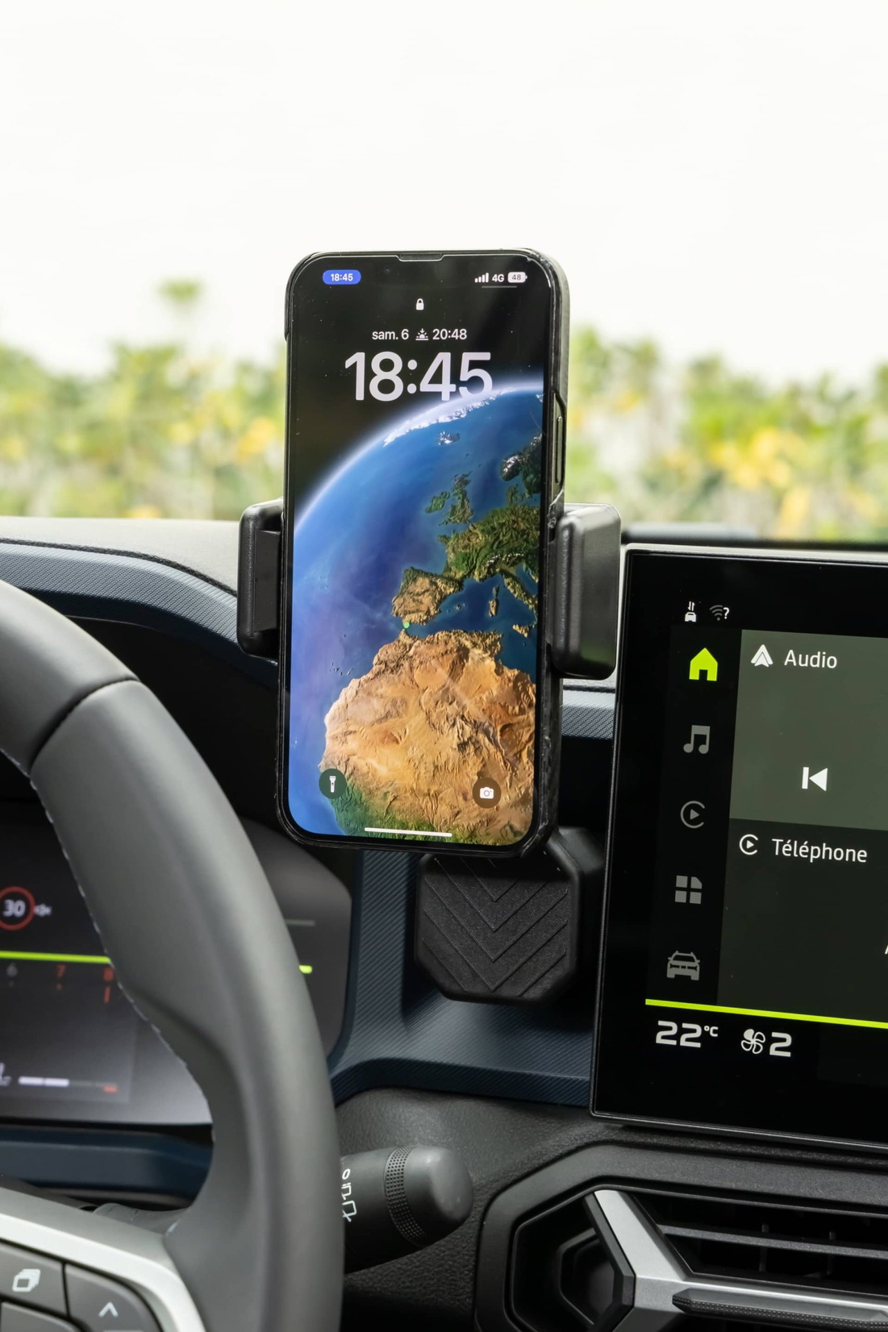 Soporte de móvil integrado en Dacia Duster, muestra conectividad.