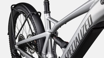 Vista cercana de la bicicleta eléctrica Specialized Turbo Tero 4.0, enfocando en la transmisión y amortiguación.