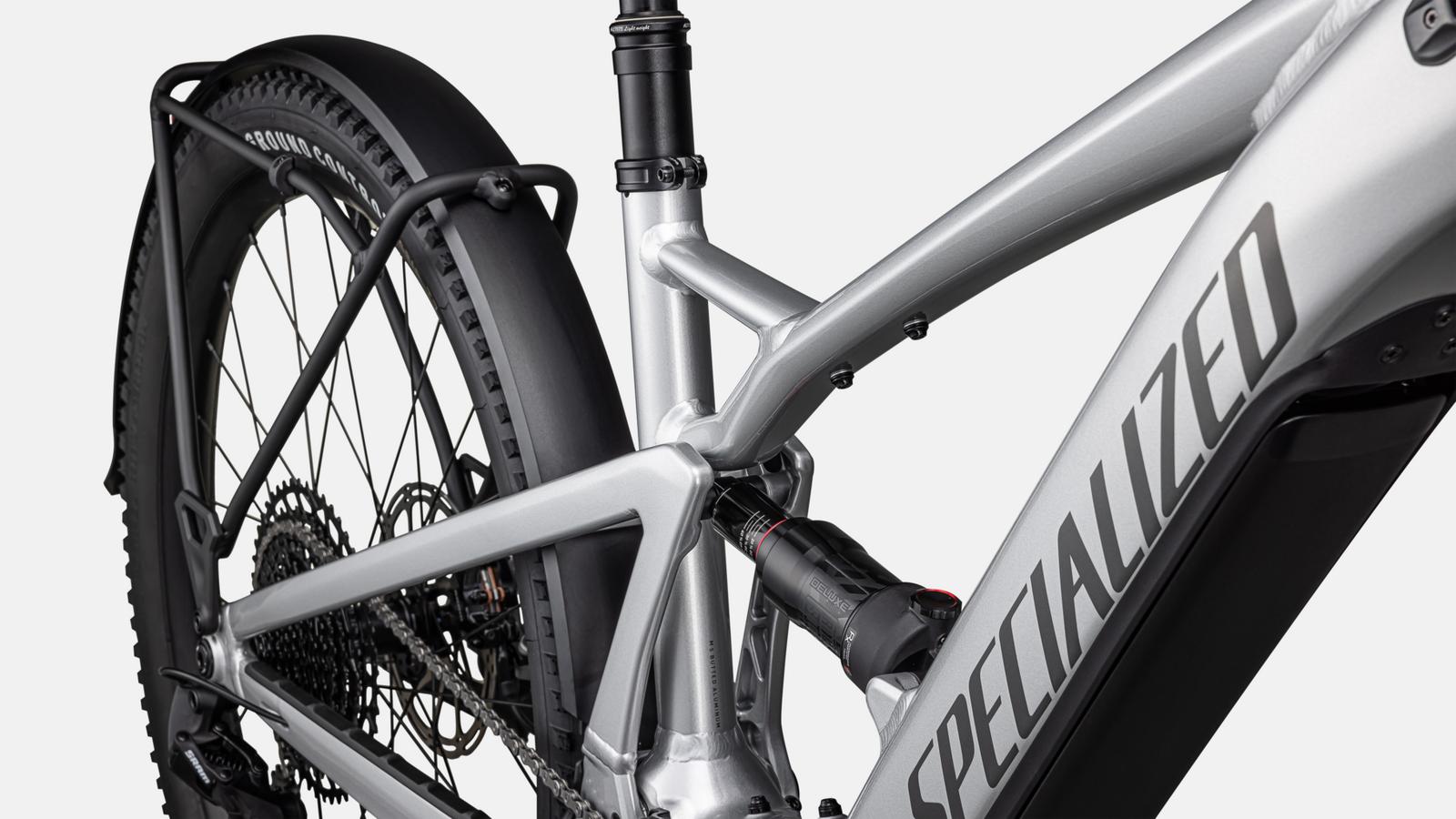Vista cercana de la bicicleta eléctrica Specialized Turbo Tero 4.0, enfocando en la transmisión y amortiguación.