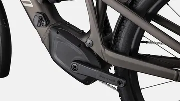 Vista cercana del sistema de motor eléctrico en bicicleta Specialized Turbo Tero 4.0 X.