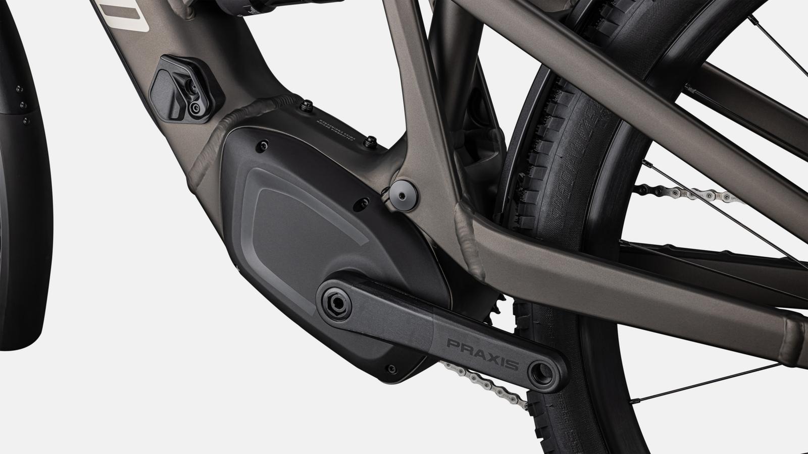 Vista cercana del sistema de motor eléctrico en bicicleta Specialized Turbo Tero 4.0 X.