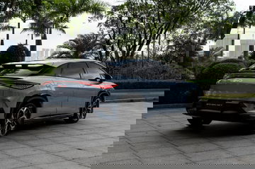 Vista trasera y lateral de un SUV eléctrico, destacando su diseño moderno y aerodinámico.
