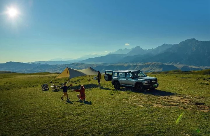 Vehículo SUV robusto perfecto para aventuras al aire libre en montaña.