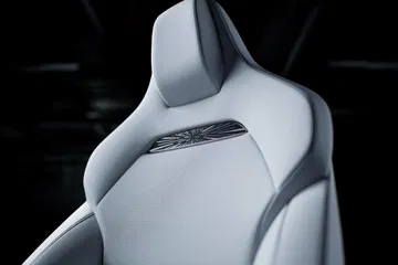 Primer plano del asiento deportivo del Tesla Model 3 Performance, destacando la ergonomía y diseño.