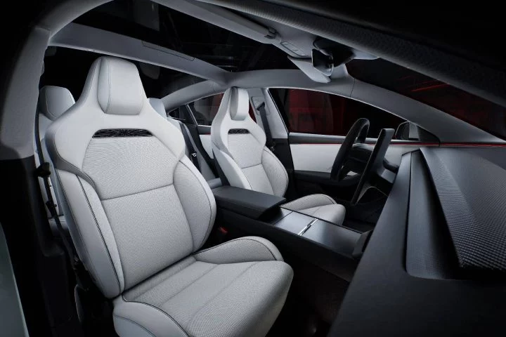 Vista lateral de los asientos delanteros del Tesla Model 3 Performance, destacando su diseño moderno y minimalista.