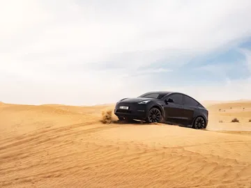El Tesla Model Y 2024 capturado en toda su magnificencia con un fondo desértico.