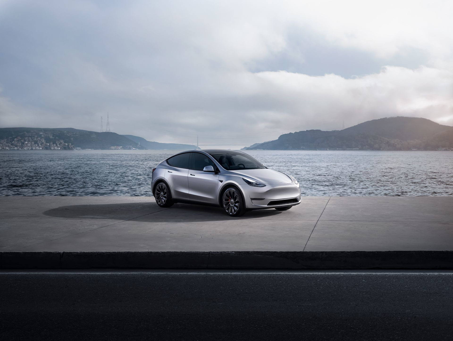 Vista lateral del Tesla Model Y 2024 destacando su diseño aerodinámico y moderno.