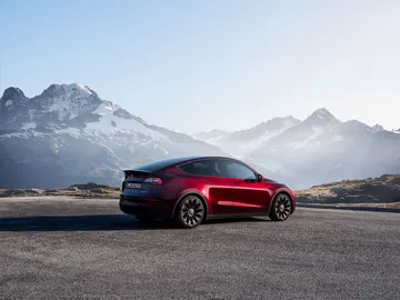 Vista lateral del Tesla Model Y 2024, mostrando su diseño aerodinámico y líneas modernas.
