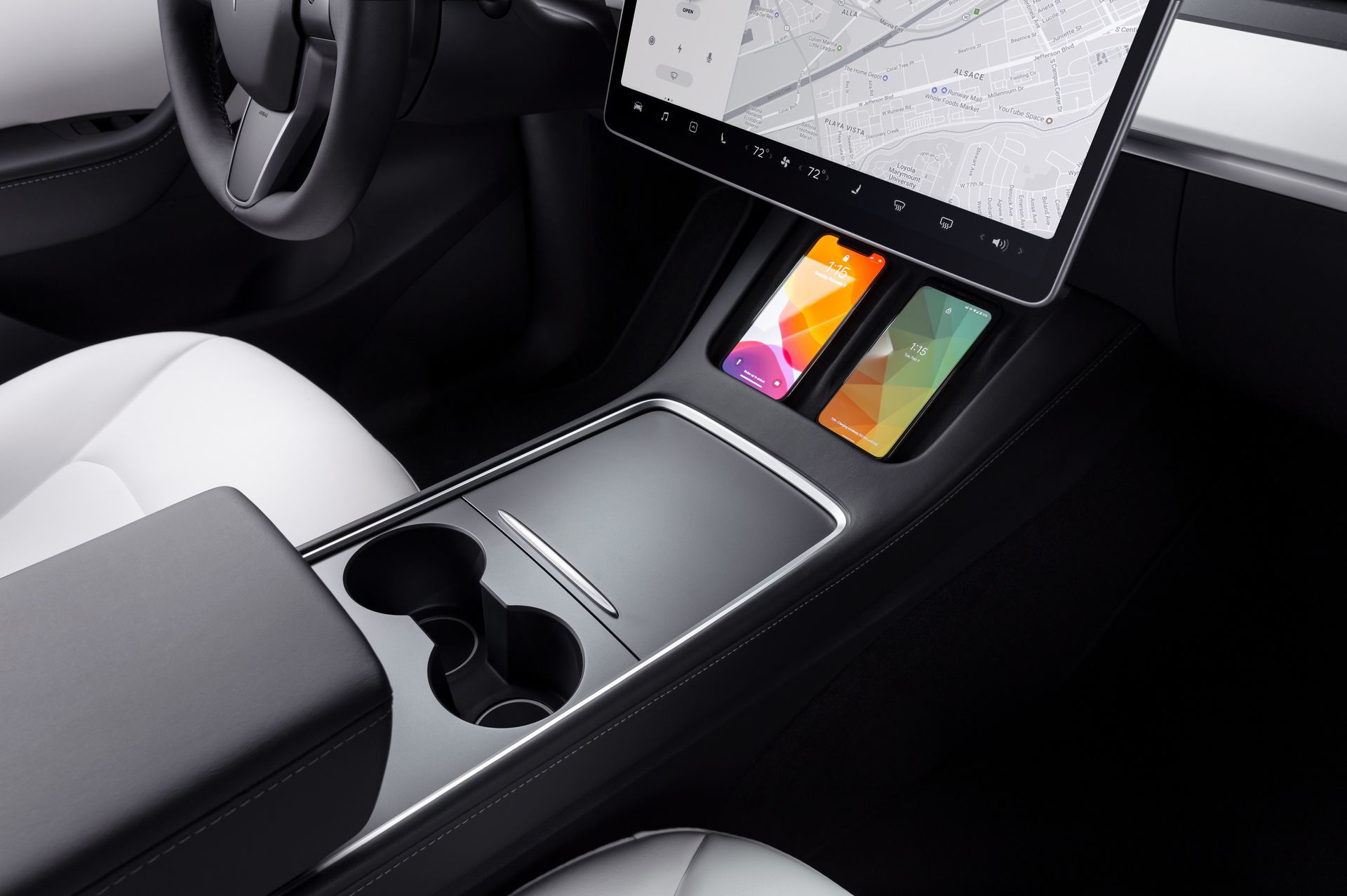Vista de la consola central del Tesla Model Y 2024, mostrando su elegancia y tecnología.