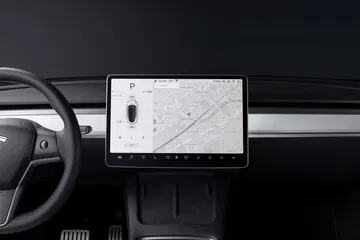 Panel de instrumentos Tesla Model Y 2024 con pantalla táctil central.