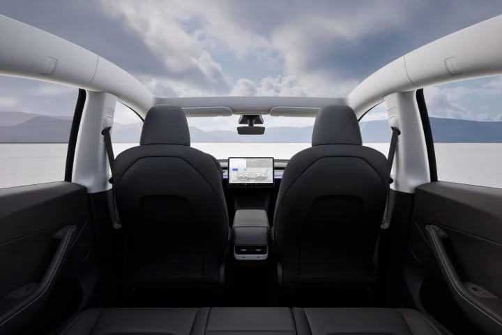 Vista de la cabina del Tesla Model Y 2024, mostrando la disposición y calidad de los asientos y detalles.