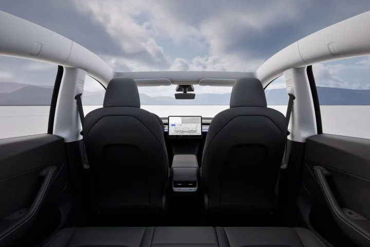 Vista de la cabina del Tesla Model Y 2024, mostrando la disposición y calidad de los asientos y detalles. Vista de la cabina del Tesla Model Y 2024, mostrando la disposición y calidad de los asientos y detalles.