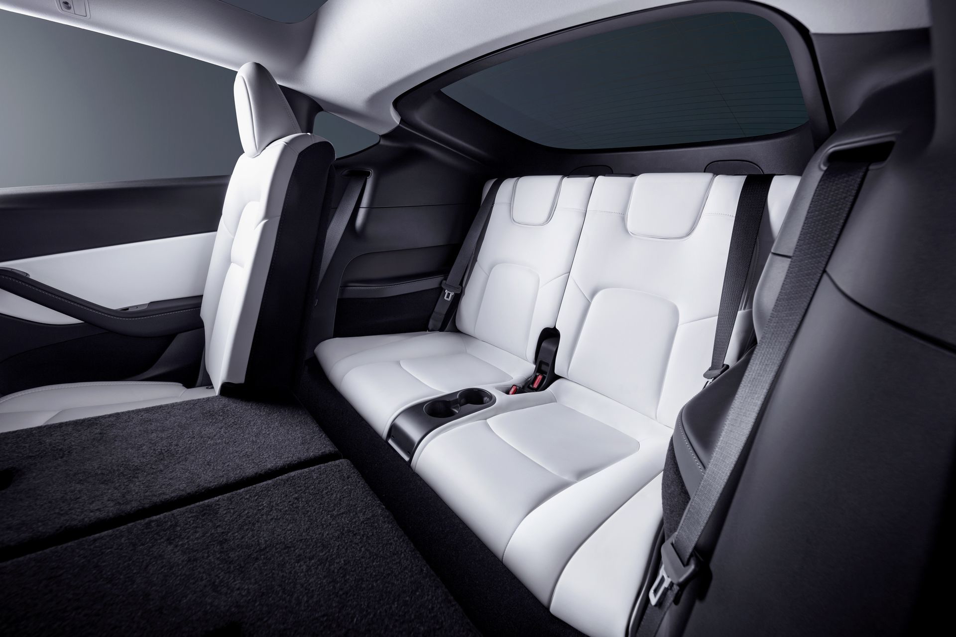 Vista lateral trasera del habitáculo del Tesla Model Y 2024, destacando su diseño minimalista y acabados premium.