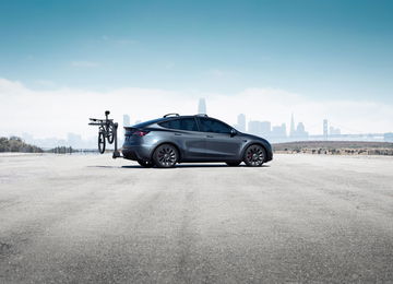 Vista lateral del Tesla Model Y 2024 equipado con portabicicletas.