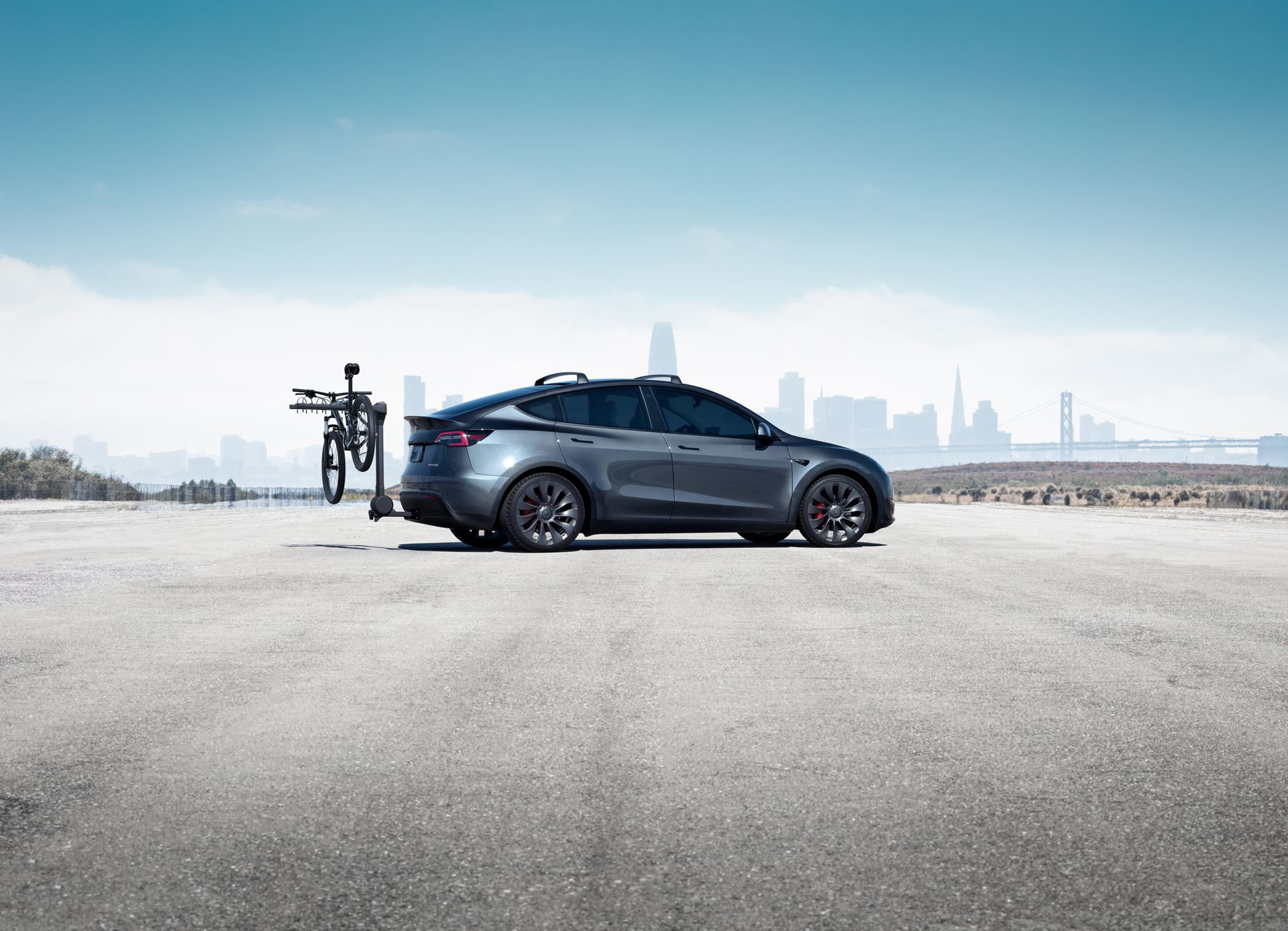 Vista lateral del Tesla Model Y 2024 equipado con portabicicletas.