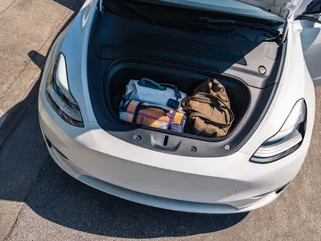 Amplio maletero delantero del Tesla Model Y 2024, mostrando capacidad de carga.