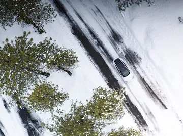 Vista aérea de un Tesla Model Y 2024 destacando su techo y entorno invernal.
