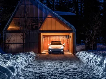 Vista frontal del Tesla Model Y 2024 iluminado bajo un garaje nocturno, denotando su diseño elegante.