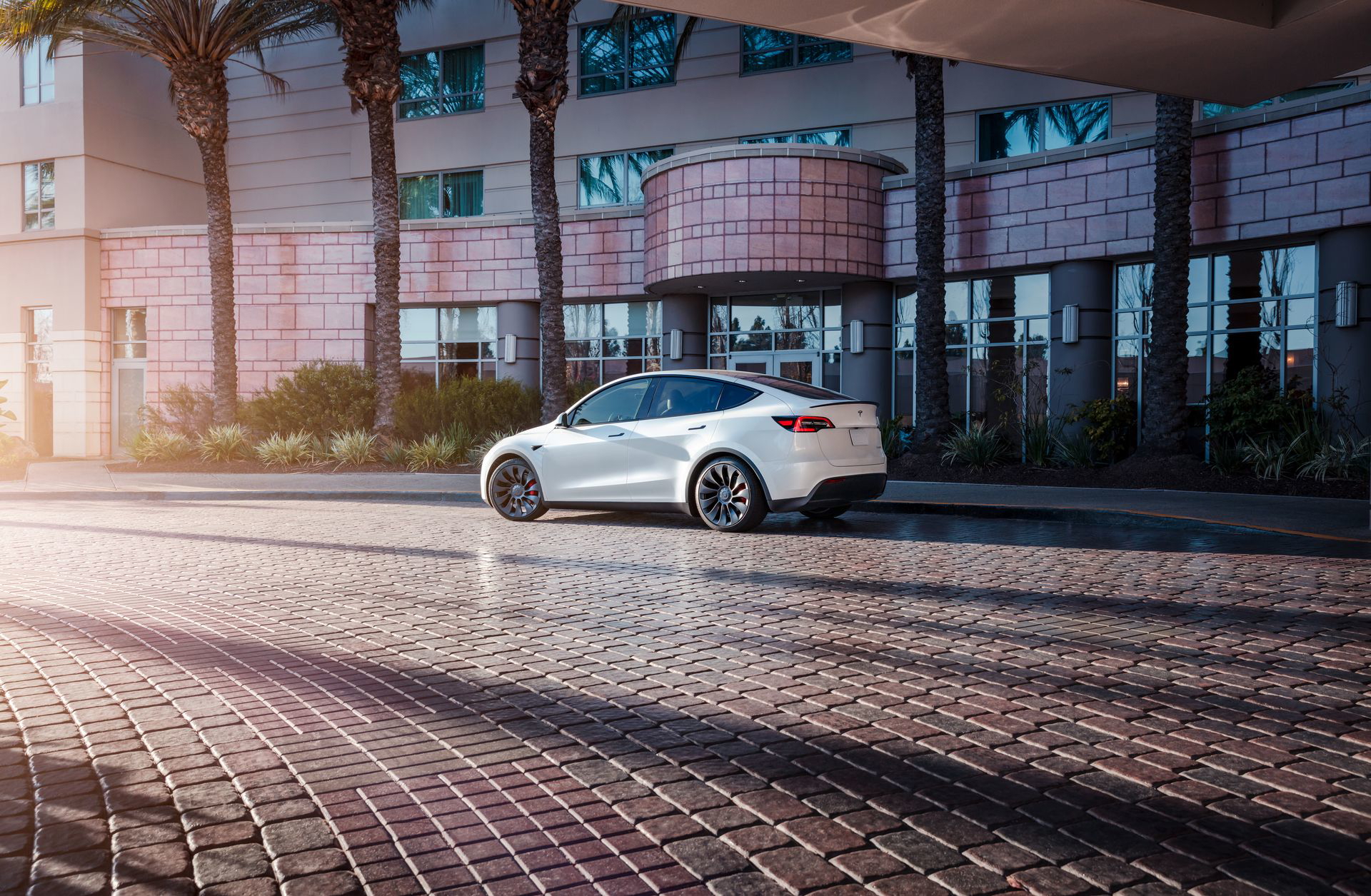 Vista trasera y lateral de un Tesla Model Y, mostrando su diseño y líneas aerodinámicas.