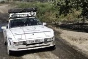 Porsche clásico enfrentándose a terreno rústico en Gondar, Etiopía