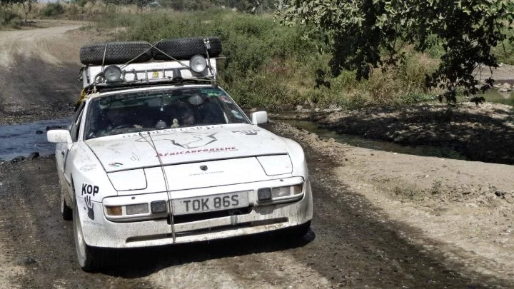 Porsche clásico enfrentándose a terreno rústico en Gondar, Etiopía