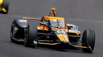 Monoplaza Arrow McLaren número 66 en acción durante Indy500 2023.