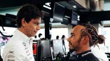 Toto Wolff y Lewis Hamilton conversan en el box de Mercedes-AMG.