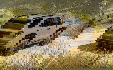Vista trasera y lateral del Toyota 4Runner 2025 en entorno natural