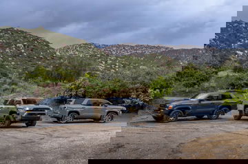 Vista lateral de la nueva Toyota 4Runner 2025 en un entorno off-road.