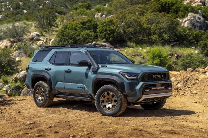 Vista lateral del Toyota 4Runner 2025 mostrando su robustez y capacidad todoterreno.