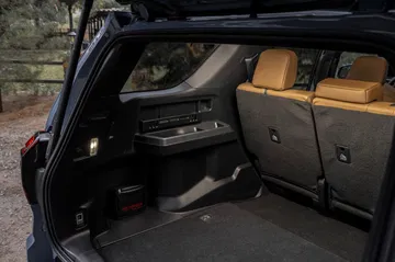 Vista del maletero Toyota 4Runner 2025 con acabados premium y amplio espacio de carga