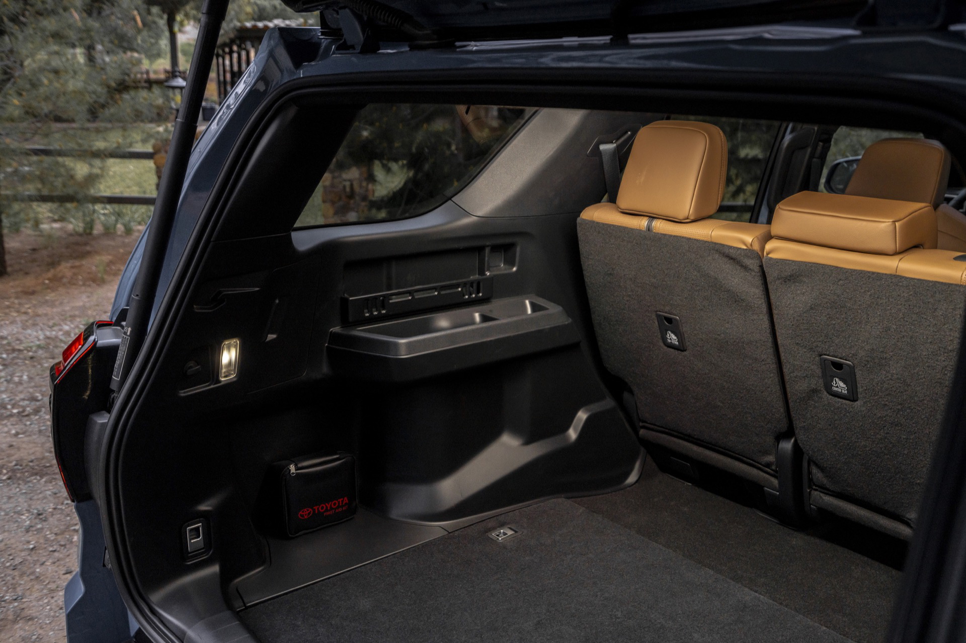 Vista del maletero Toyota 4Runner 2025 con acabados premium y amplio espacio de carga