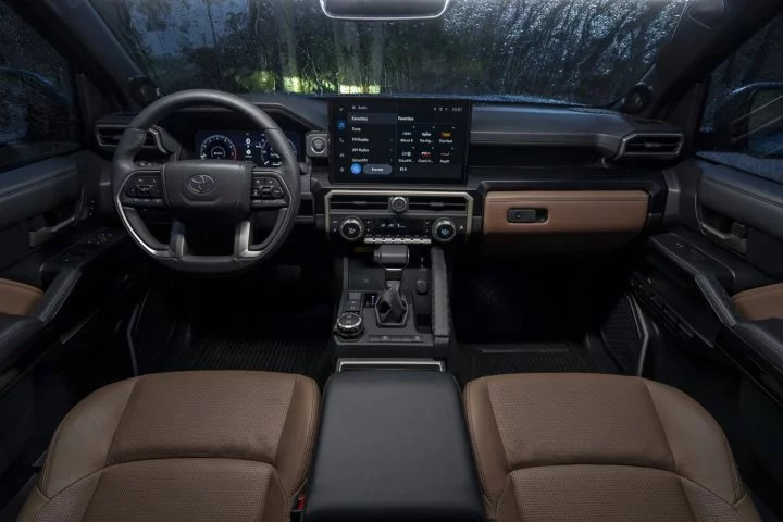 Vista frontal del habitáculo del Toyota 4Runner 2025, destacando su diseño y tecnología