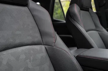 Vista cercana de los asientos de cuero con costuras rojas del Toyota 4Runner 2025.