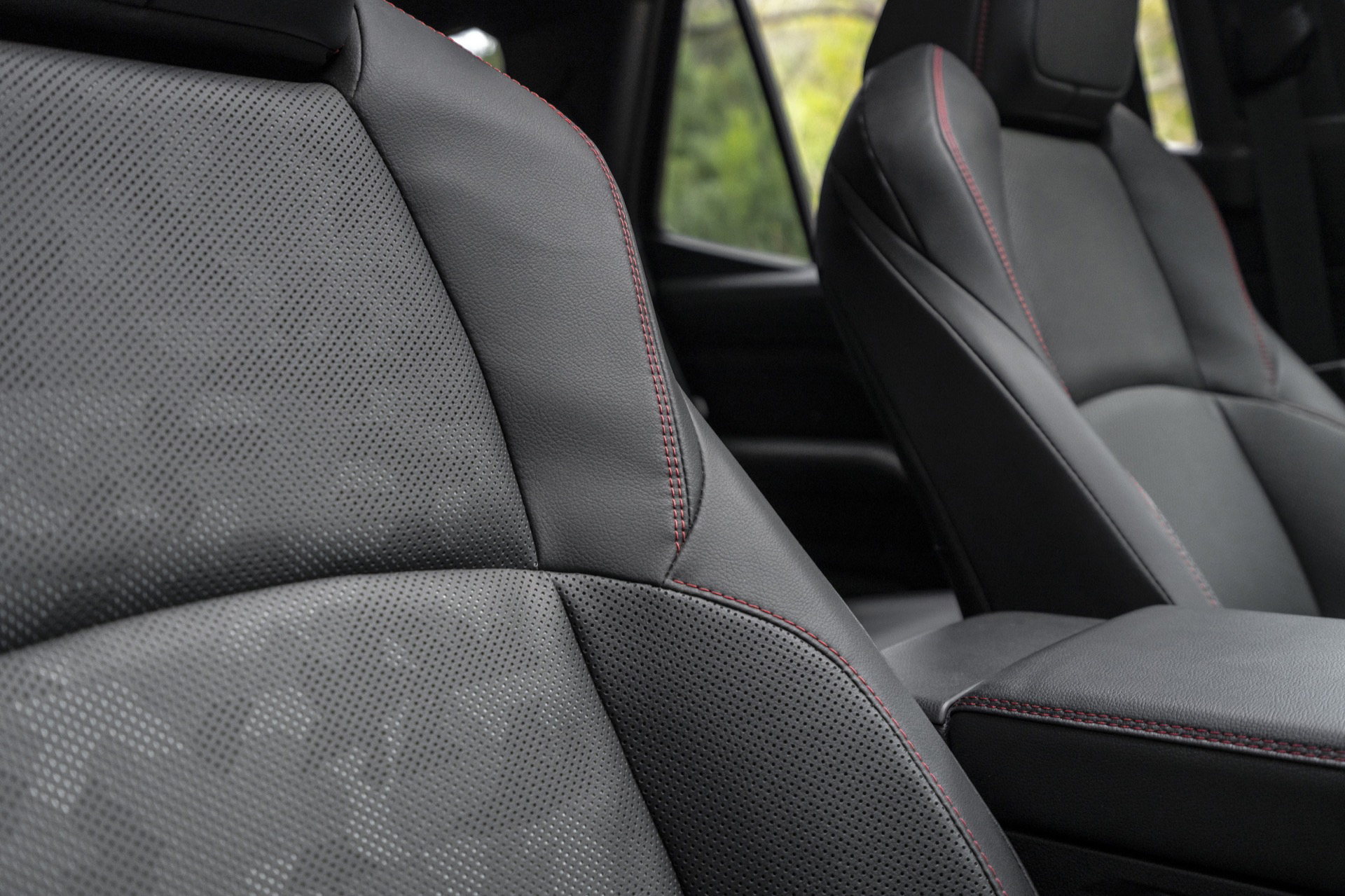 Vista cercana de los asientos de cuero con costuras rojas del Toyota 4Runner 2025.