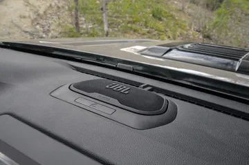 Vista del sistema de audio premium JBL integrado en el Toyota 4Runner 2025.