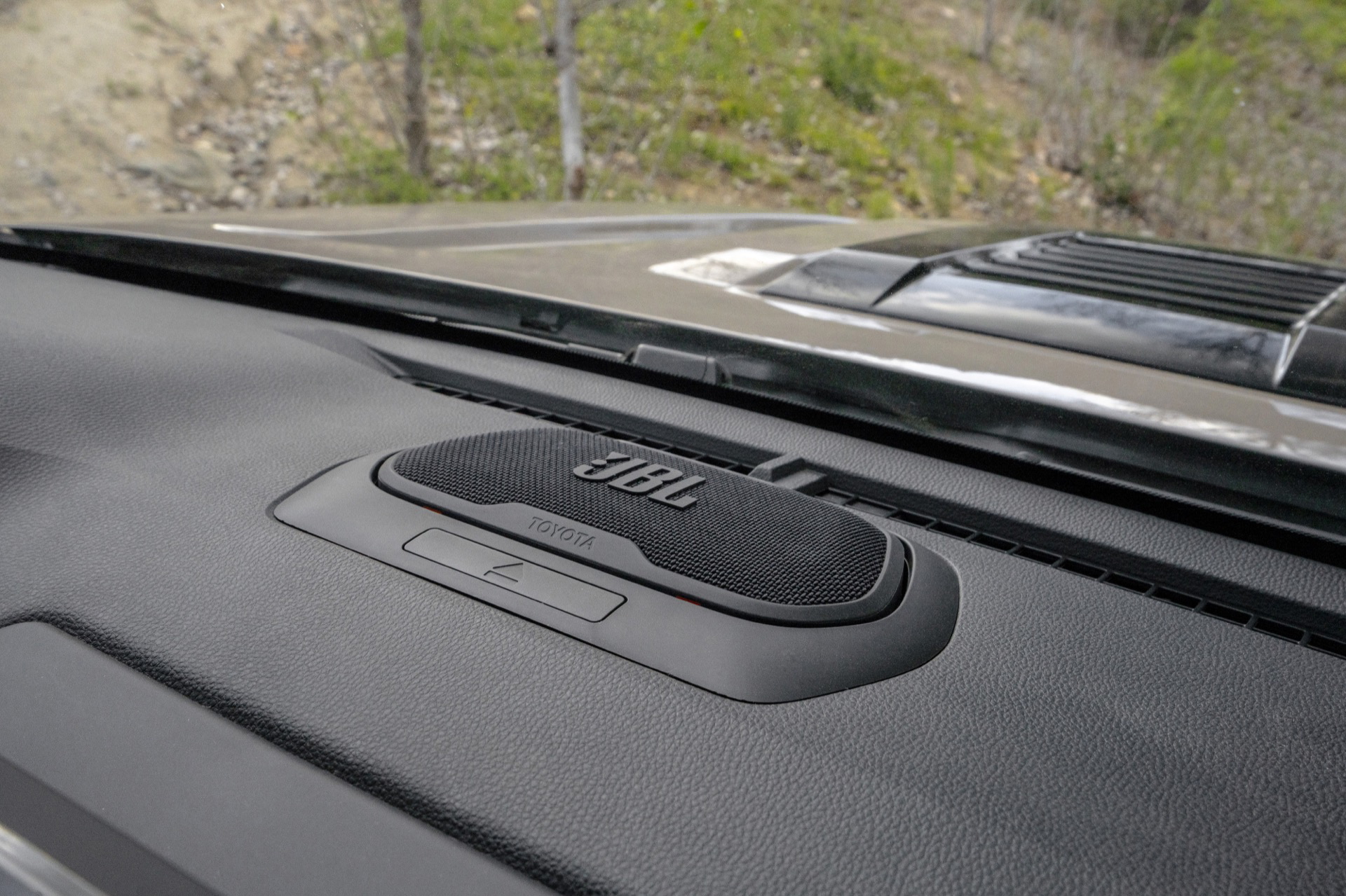 Vista del sistema de audio premium JBL integrado en el Toyota 4Runner 2025.