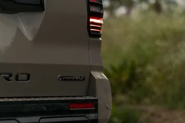 Vista detallada de la parte trasera de un Toyota 4Runner, destacando ópticas y emblema.