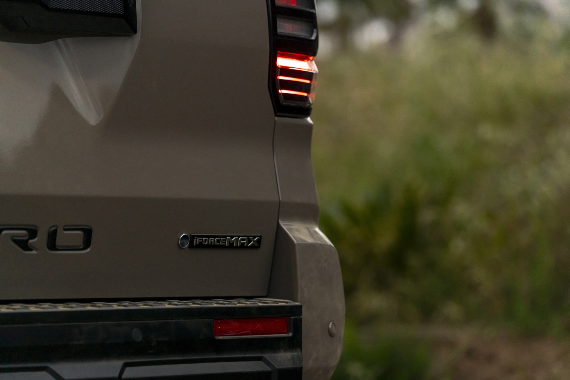 Vista detallada de la parte trasera de un Toyota 4Runner, destacando ópticas y emblema.