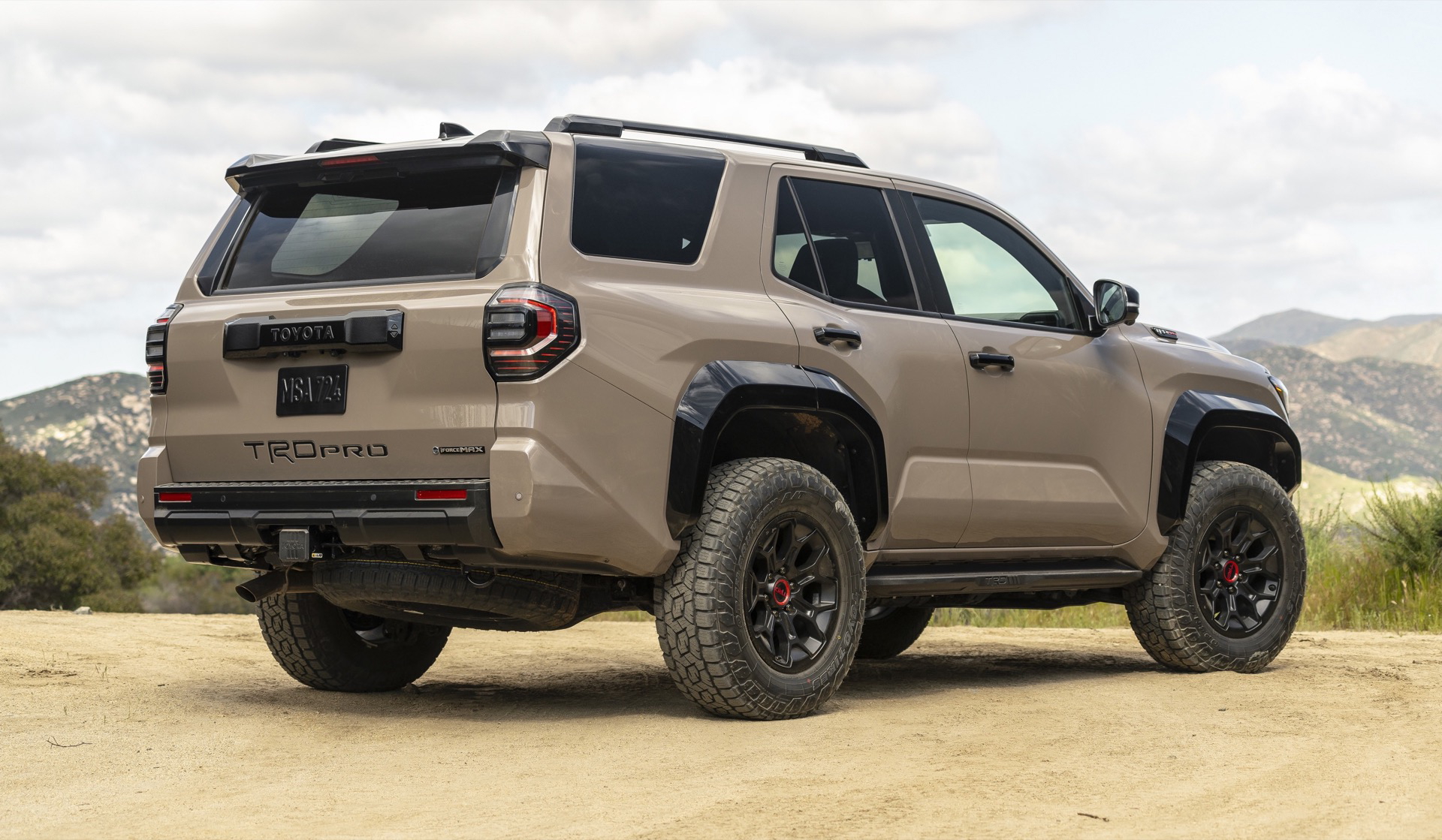 Robusta Toyota 4Runner 2025 mostrando su angulosa silueta trasera y lateral.
